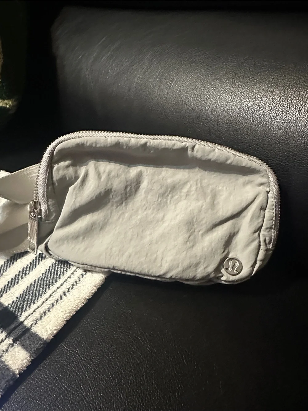 lululemon athletica small light gray/cream belt bag